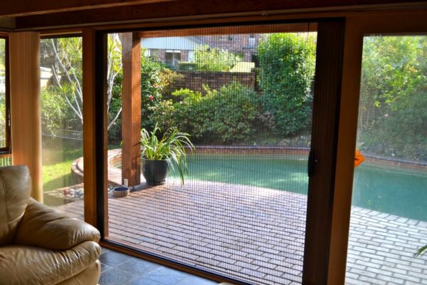 Retractable Flyscreen